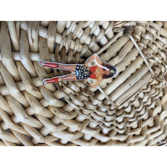 Wonder Woman Magnet Back Screws Off - Picture 4 of 4